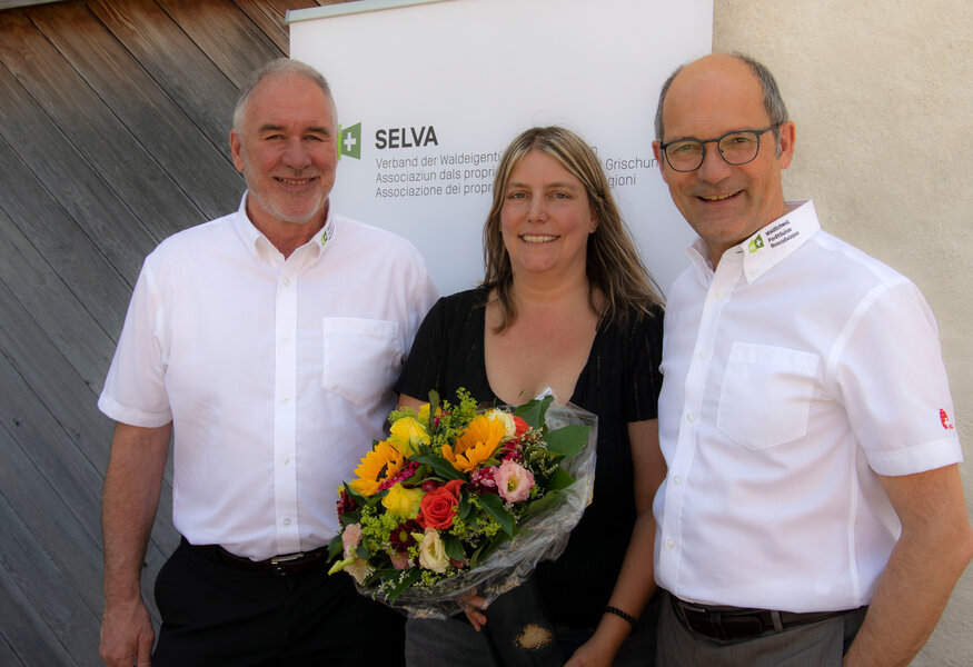 Leo Thomann, Präsident SELVA (l.), und Daniel Faessler, Präsident WaldSchweiz (r.), nehmen Abschied von Nina Gansner, Geschäftsführerin der SELVA.